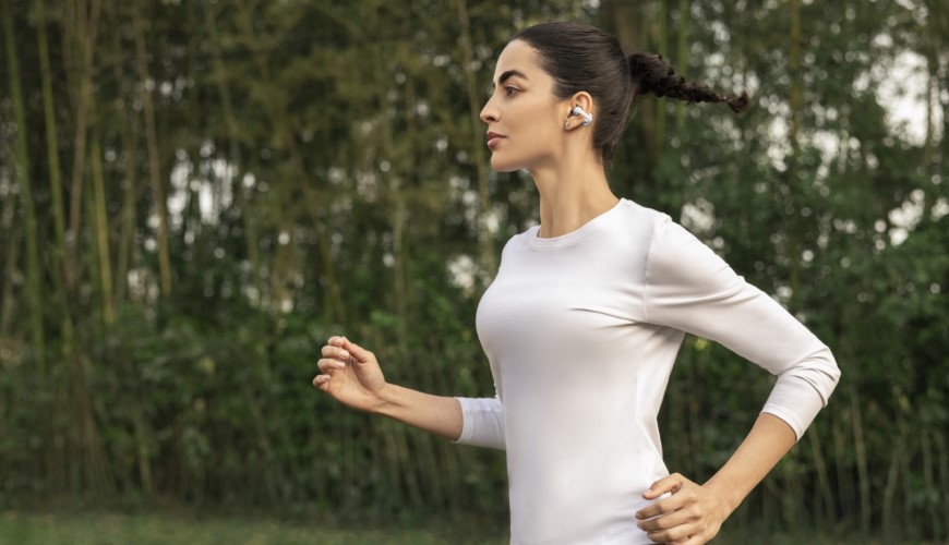 Shokz OpenDots 2 a OpenDots Air: Otevřená sluchátka, která vás neodříznou od okolí Žena běhá s otevřenými sluchátky Shokz OpenDots 2