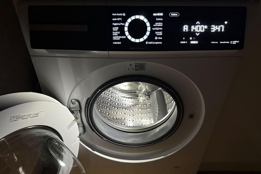 Pračka Bosch WGB244A0CS zapnutá v noci