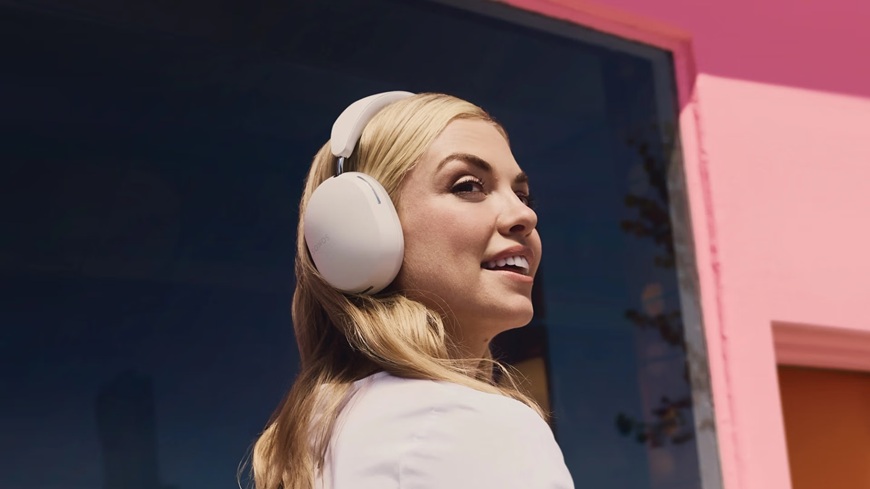 Je až neuvěřitelné, jaký zvuk si můžete užít doma. Sonos uvádí nový soundbar a sluchátka dívka s bílými sluchátky Sonos Ace Ultra