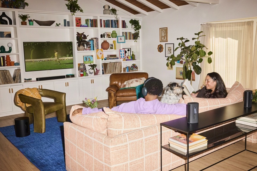 Je až neuvěřitelné, jaký zvuk si můžete užít doma. Sonos uvádí nový soundbar a sluchátka muž a žena v obývacím pokoji se soundbarem Sonos Beam Ultra