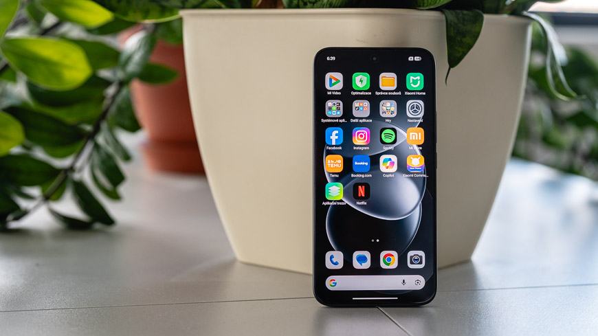 Recenze: Xiaomi Redmi Note 17 Pro 5G – Designovka s neuvěřitelnou výdrží Xiaomi Redmi Note 17 Pro 5G z přední strany s rozsvíceným displejem