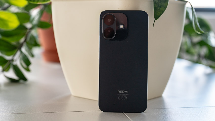 Xiaomi Redmi Note 17 Pro 5G v černé barvě ze zadní strany v zátiší pokojové rostliny