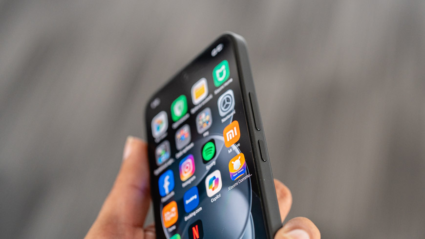 Recenze: Xiaomi Redmi Note 17 Pro 5G – Designovka s neuvěřitelnou výdrží Xiaomi Redmi Note 17 Pro 5G z boční strany s detailnějším záběrem na tlačítka