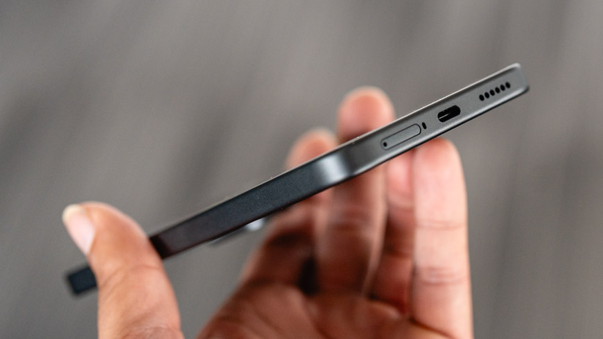 Recenze: Xiaomi Redmi Note 17 Pro 5G – Designovka s neuvěřitelnou výdrží Xiaomi Redmi Note 17 Pro 5G ze spodní strany se zaměřením na typ konektoru a reproduktory