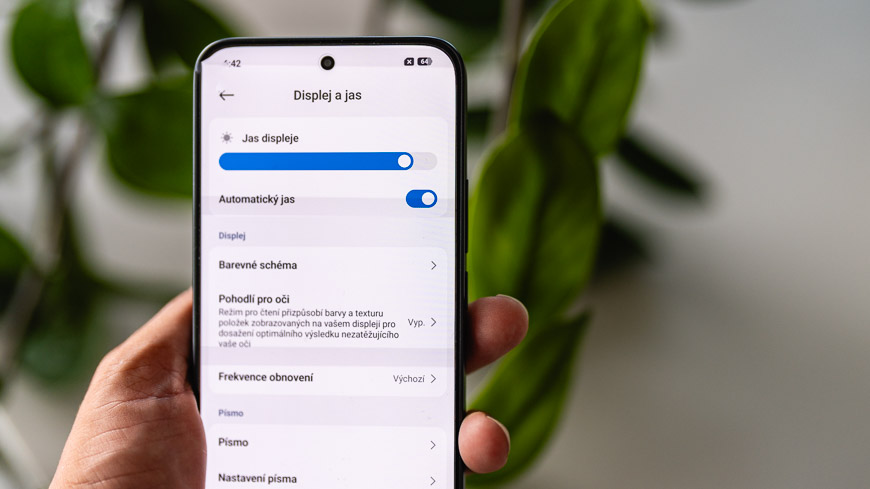 Recenze: Xiaomi Redmi Note 17 Pro 5G – Designovka s neuvěřitelnou výdrží Xiaomi Redmi Note 17 Pro 5G a informace o displeji a jasu v nastavení telefonu