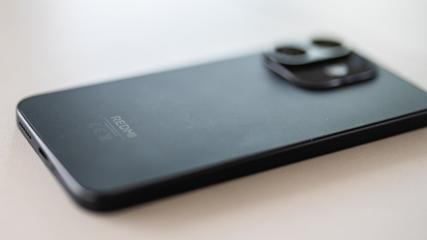 Recenze: Xiaomi Redmi Note 17 Pro 5G – Designovka s neuvěřitelnou výdrží Xiaomi Redmi Note 17 Pro 5G v černé barvě ze zadní strany