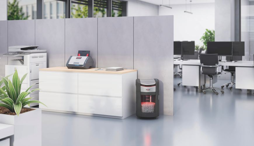 Poznejte skartovačky Leitz a Rexel s moderními technologiemi Skartovačka Rexel s technologií Optimax umístěné v kanceláři