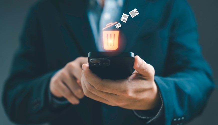 ☘️Co je to digitální odpad, jak ho vytváří naše online aktivita a jak ho omezit? Muž maže nepotřebné soubory ze svého mobilního telefonu