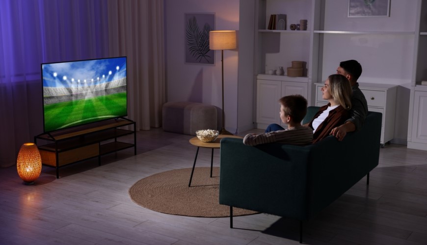 Jak vybrat televizi podle úhlopříčky? Rodina sleduje fotbalové utkání v televizi