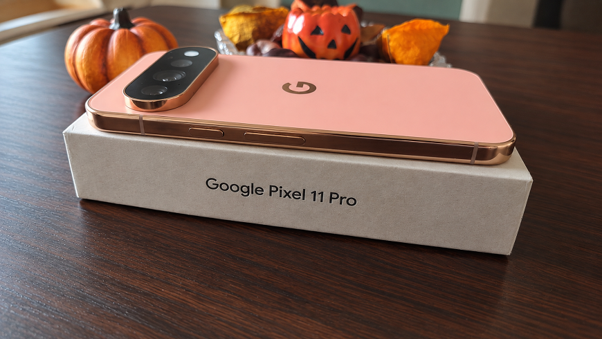 Google Pixel 11 Pro položený zády vzhůru na krabičce.