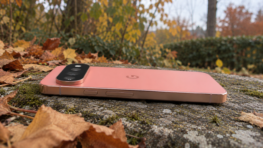 Telefon Google Pixel 11 Pro položený na displeji. Detail na fotografickou soustavu.