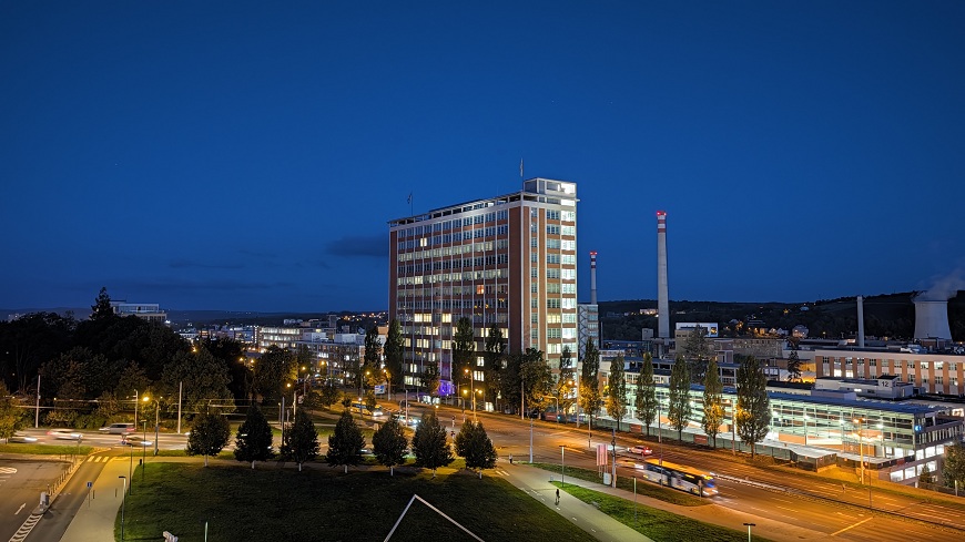 Mrakodrap 21 focený za svítání mobilem Google Pixel 11 Pro. 