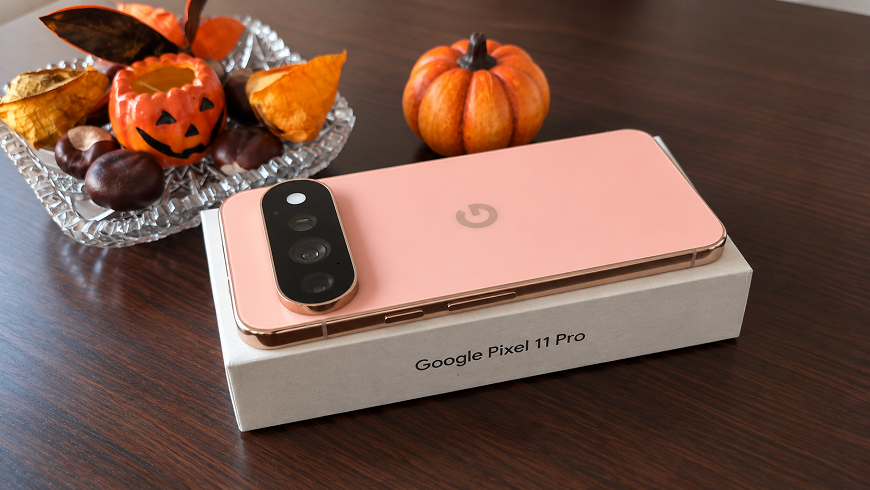Telefon Google Pixel 11 Pro na krabičce. Vedle je podzimní výzdoba z dýní a kaštanů.