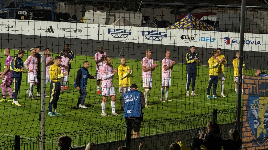Fotbalový zápas focený mobilem Google Pixel 11 Pro.