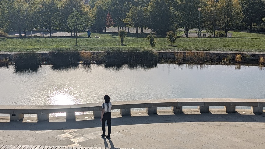 Fotografie ženy u řeky focená mobilem Google Pixel 11 Pro. 