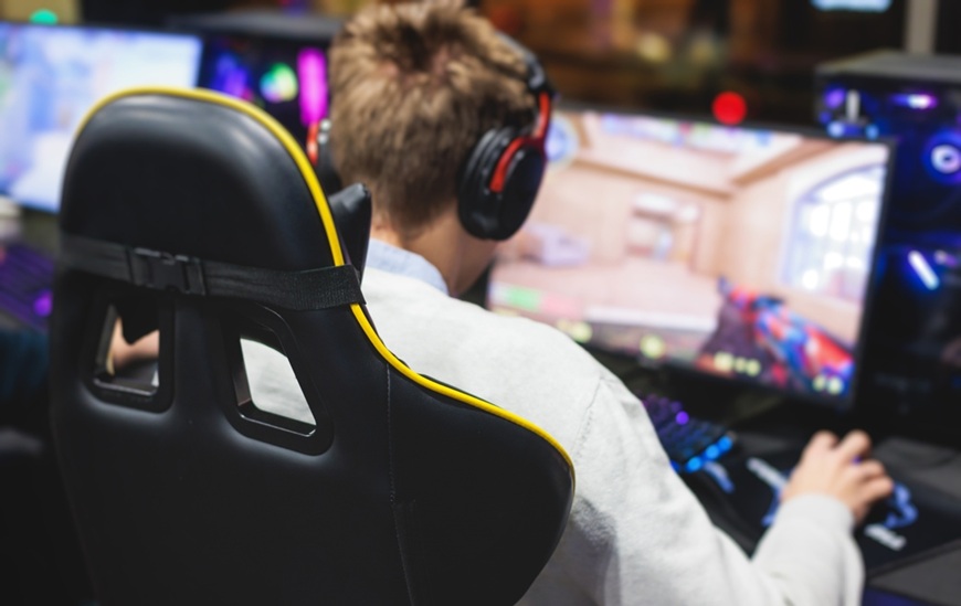 pohled na muže zezadu hrajícího hru na pc
