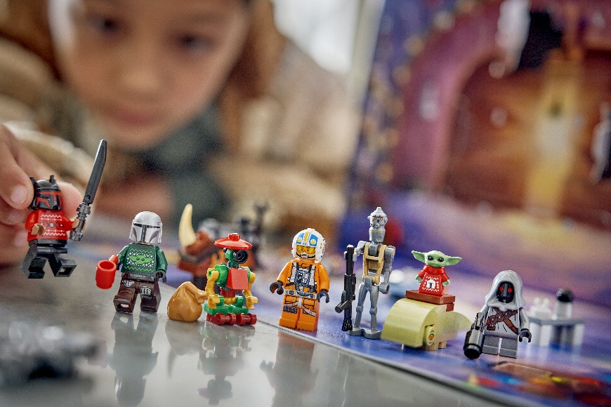 Chlapec si hraje s minifigurkami z adventního kalendáře Stavebnice LEGO® Star Wars™ 75456 Adventní kalendář 2026