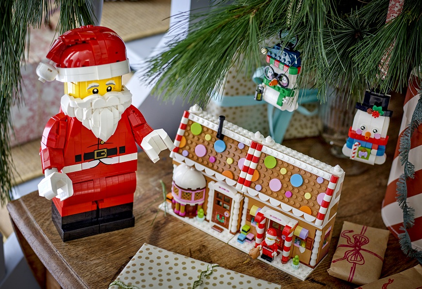 Stavebnice LEGO® 40809 Vánoční perníková chaloupka a Santa LEGO® 40820 pod vánočním stromečkem s dárky. 