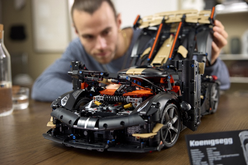 Muž si prohlíží stavebnici Megacar Koenigsegg Sadair's Spear LEGO® Technic 42232