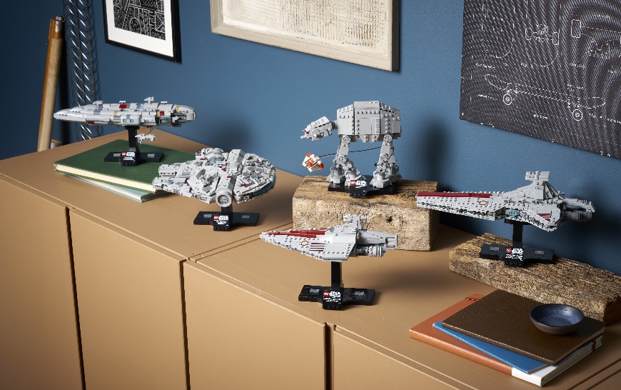 Modely stavebnic LEGO vystavené na polici.