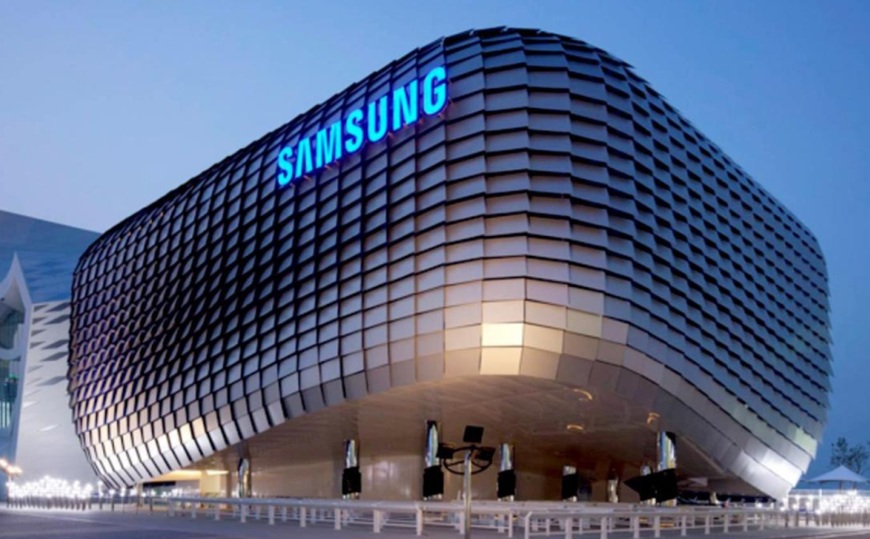 velká moderní budova s nápisem Samsung