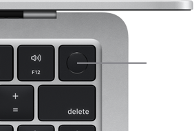 Pohled na pravý horní roh klávesnice stříbrného MacBooku&nbsp;Air, aby vyniklo tlačítko Touch&nbsp;ID