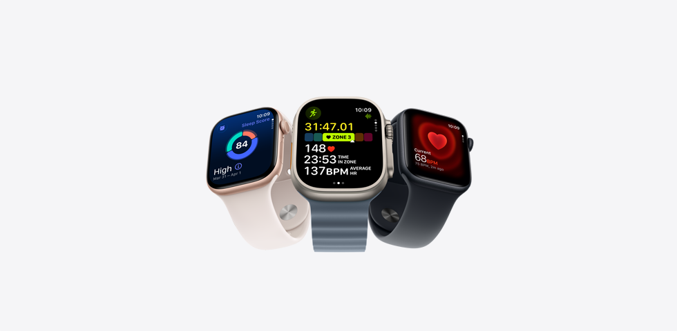 Tři lidé společně běhají a mají nasazené Apple Watch, na pozadí je modrá obloha