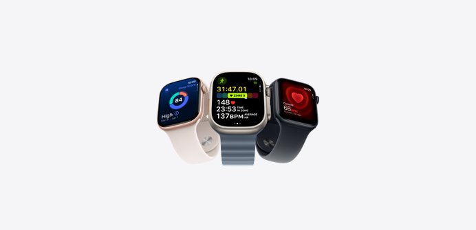 Tři lidé společně běhají a mají nasazené Apple Watch, na pozadí je modrá obloha