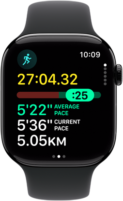 Apple Watch 11, hliníkové pouzdro, klavírně černá barva, cvičení Běh, ikona běhu, údaje: čas, tepová frekvence, průběžné tempo, průměrné tempo, vzdálenost. na pravém boku korunka Digital Crown, sportovní řemínek, černá barva