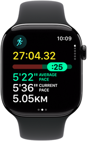 Apple Watch 11, hliníkové pouzdro, klavírně černá barva, cvičení Běh, ikona běhu, údaje: čas, tepová frekvence, průběžné tempo, průměrné tempo, vzdálenost. na pravém boku korunka Digital Crown, sportovní řemínek, černá barva