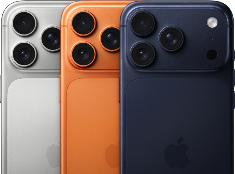 Tři modely iPhonu 17 Pro, pohled zezadu, stříbrná, kosmicky oranžová a temně modrá barva, navzájem se překrývají, viditelné jen zčásti. Všechny 3 modely mají profesionální Fusion fotosoustavu v levém horním rohu, 3 objektivy, mikrofon, blesk, uprostřed logo Apple