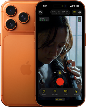 Dva iPhony 17 Pro v kosmicky oranžové, jeden zepředu, kde je na obrazovce vidět záznam videa, a jeden zezadu, kde jsou vidět tři fotoaparáty