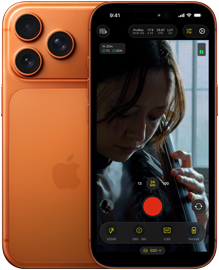 Dva iPhony 17 Pro v kosmicky oranžové, jeden zepředu, kde je na obrazovce vidět záznam videa, a jeden zezadu, kde jsou vidět tři fotoaparáty