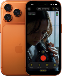 Dva iPhony 17 Pro v kosmicky oranžové, jeden zepředu, kde je na obrazovce vidět záznam videa, a jeden zezadu, kde jsou vidět tři fotoaparáty