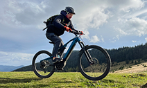 cyklista na elektrokole