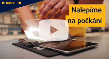 mobilní telefon padající na schody mobilní telefon padající na schody